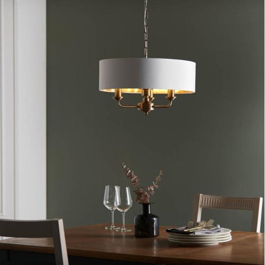 elegantny bronzovy biely zlaty luster nad jedalenskym stolom lampa mestiansky bronzovy antik mosadzny klasicky obyvacka textilne tienidlo mestiansky byt lampy spalna mediteranska lampa.jpg